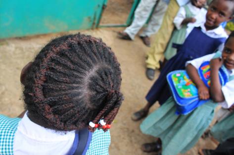 En piges frisure på Shalom Foundation Nursery and Primary School i Kisoro. Foto af Lisbeth Kristine Olesen