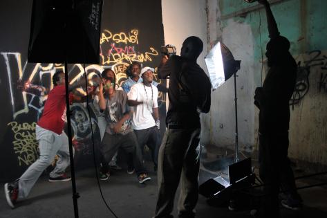 Rapgruppen Luga Flow Army optager musikvideo til deres sang 'Kikola Sense'. Foto af Lisbeth Kristine Olesen